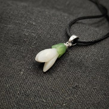 Snowdrop-inspired pendant in white and green jade. Pure and fresh elegance captured in natural stone….
