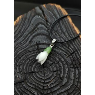 This elegant Snowdrop Pendant features a delicate blend of white and green nephrite jade. The handcrafted petals capture the fle…