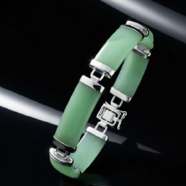This elegant bracelet blends the timeless allure of green jade with the sleek shine of sterling silver. A perfect balance of tra…