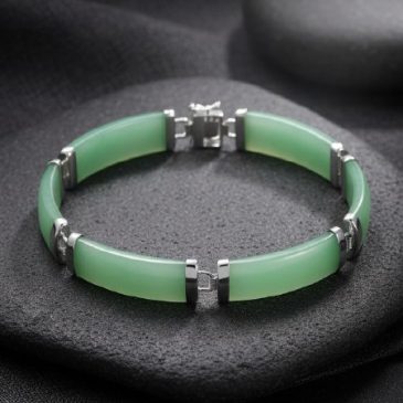 This exquisite bracelet features a harmonious blend of natural green jade and polished sterling silver. A timeless accessory tha…