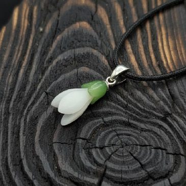 Elegant and understated, this Snowdrop Pendant features hand-carved white and green nephrite. A timeless piece capturing the fre…