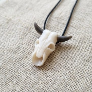 A powerful bull skull art piece. Its intricate carvings and rich colors create a captivating visual. Perfect for adding a rustic…