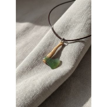 Axe-shaped pendant crafted from nephrite jade and petrified wood. This striking piece features a 28″ (71 cm) beaded necklace wit…