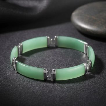 Elevate your style with this exquisite Elegant Jade and Silver Bracelet. 🌿✨ Featuring a stunning jade stone paired with sleek s…