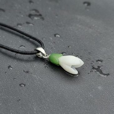 Elegant and timeless, this Snowdrop Pendant features a delicate blend of white and green nephrite. A perfect tribute to nature’s…