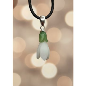 Snowdrop-inspired pendant, crafted from natural white and green nephrite jade. A delicate floral design for timeless elegance….
